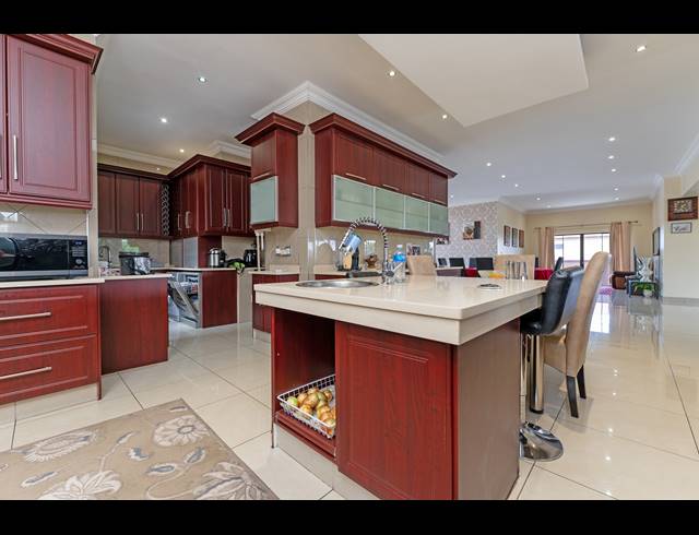 4 BEDROOM HOUSE FOR SALE IN BLUE VALLEY GOLF ESTATE